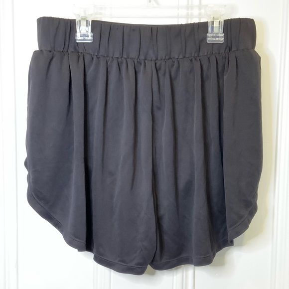 Flex Relaxed Shorts  Size 10 - Picture 2 of 4
